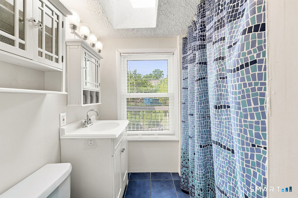 176 Stonehouse Road Trumbull, CT 06611 - Photo 16 of 32 Gallery Image 16