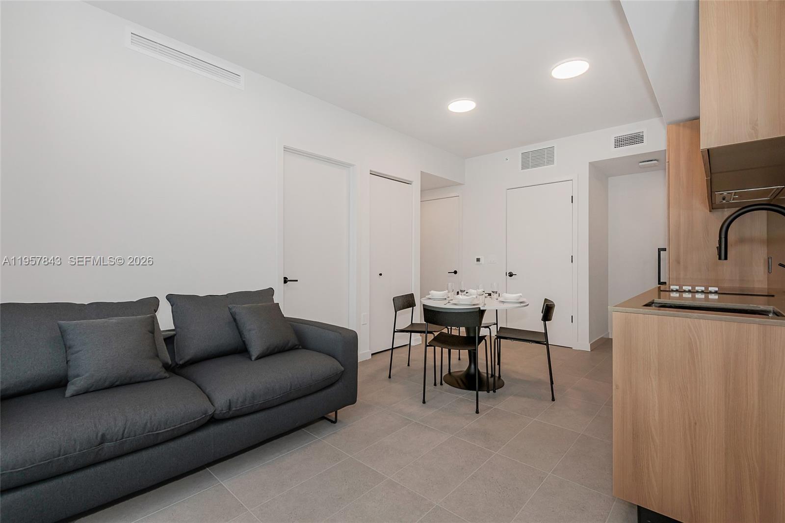 121 Northeast 5th Street, Unit 706 Miami, FL 33132 - Photo 4 of 27