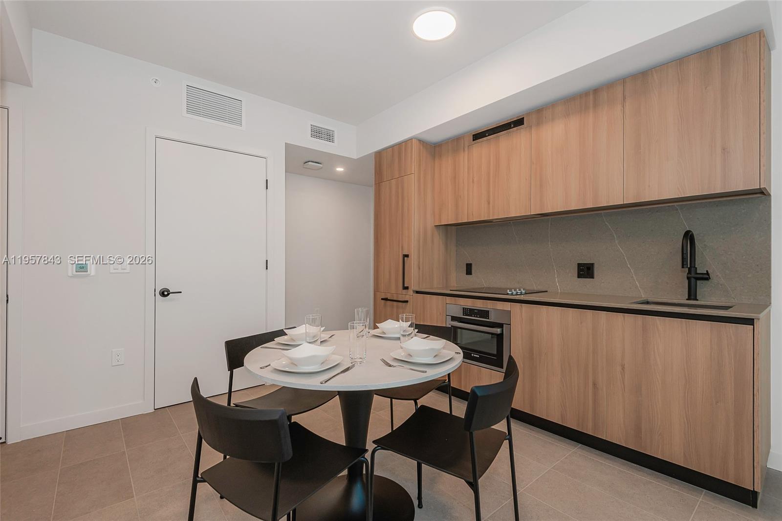 121 Northeast 5th Street, Unit 706 Miami, FL 33132 - Photo 6 of 27