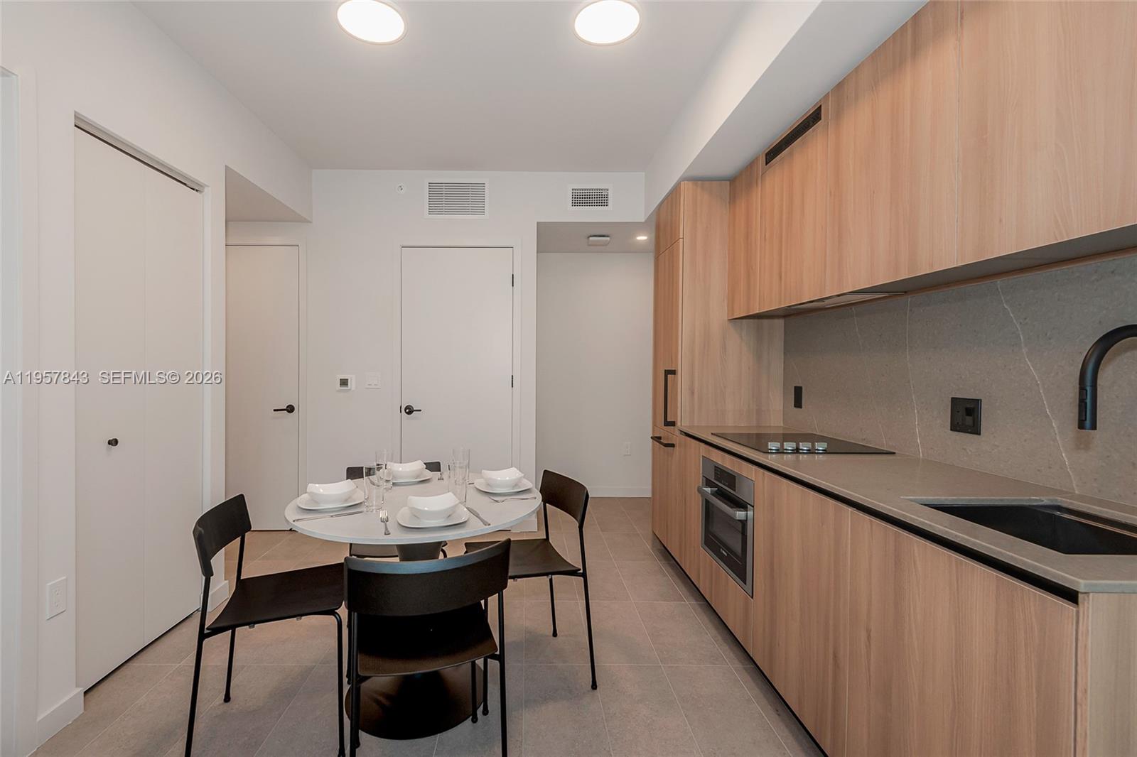 121 Northeast 5th Street, Unit 706 Miami, FL 33132 - Photo 7 of 27