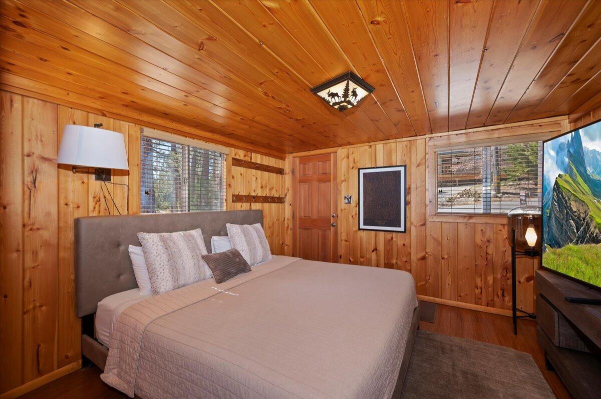 39187 Arapahoe Road Fawnskin, CA 92333 - Photo 16 of 33 a bedroom with a bed and wooden floor