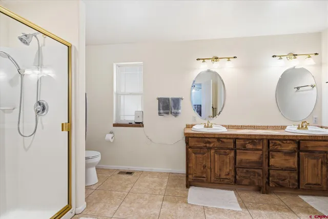 a en suite bathroom with a shower