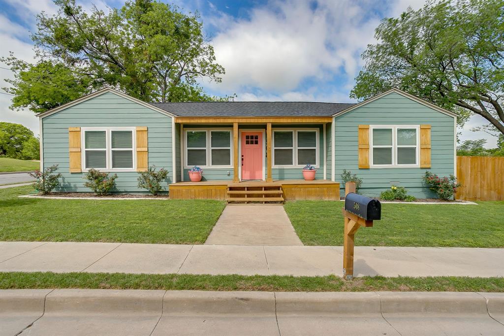 508 South Elm Street Weatherford, TX 76086 - Photo 2 of 40 a front view of a house with a yard and garage