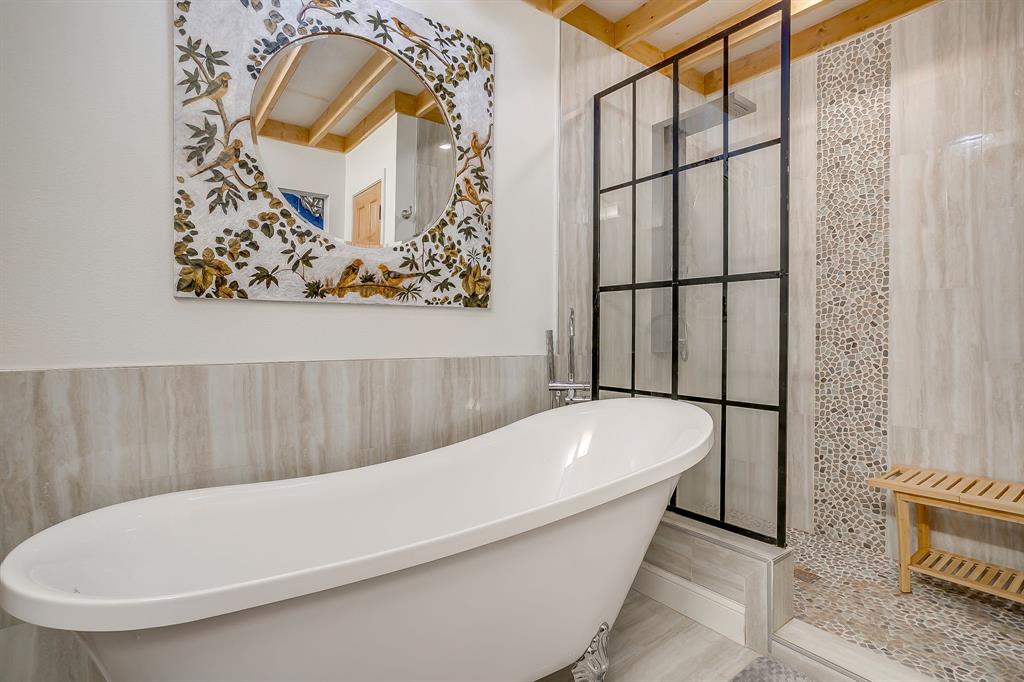 508 South Elm Street Weatherford, TX 76086 - Photo 22 of 40 view of a bathtub in a bathroom