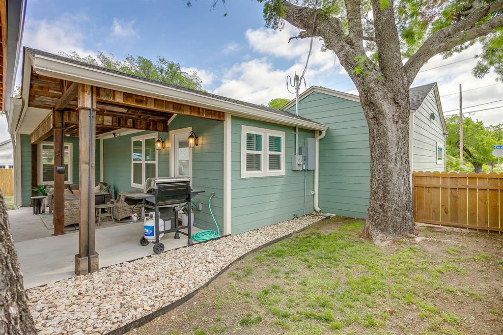 508 South Elm Street Weatherford, TX 76086 - Photo 33 of 40 a backyard of a house with table and chairs