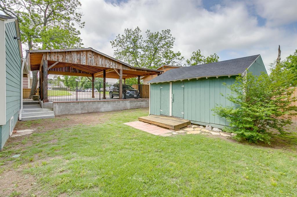 508 South Elm Street Weatherford, TX 76086 - Photo 35 of 40 a backyard of a house with table and chairs