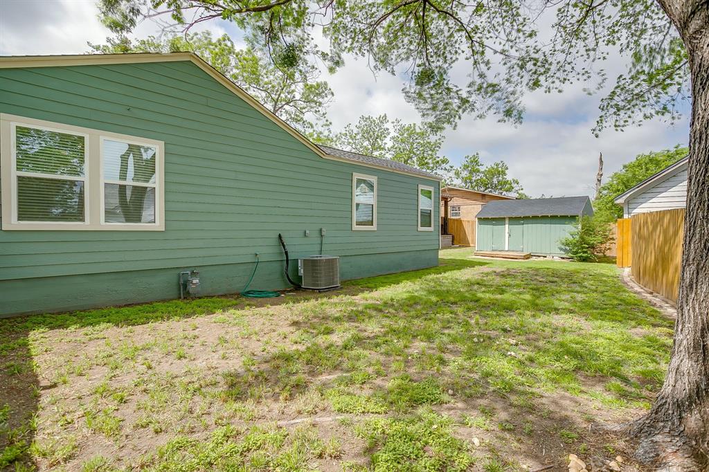 508 South Elm Street Weatherford, TX 76086 - Photo 36 of 40 a backyard of a house