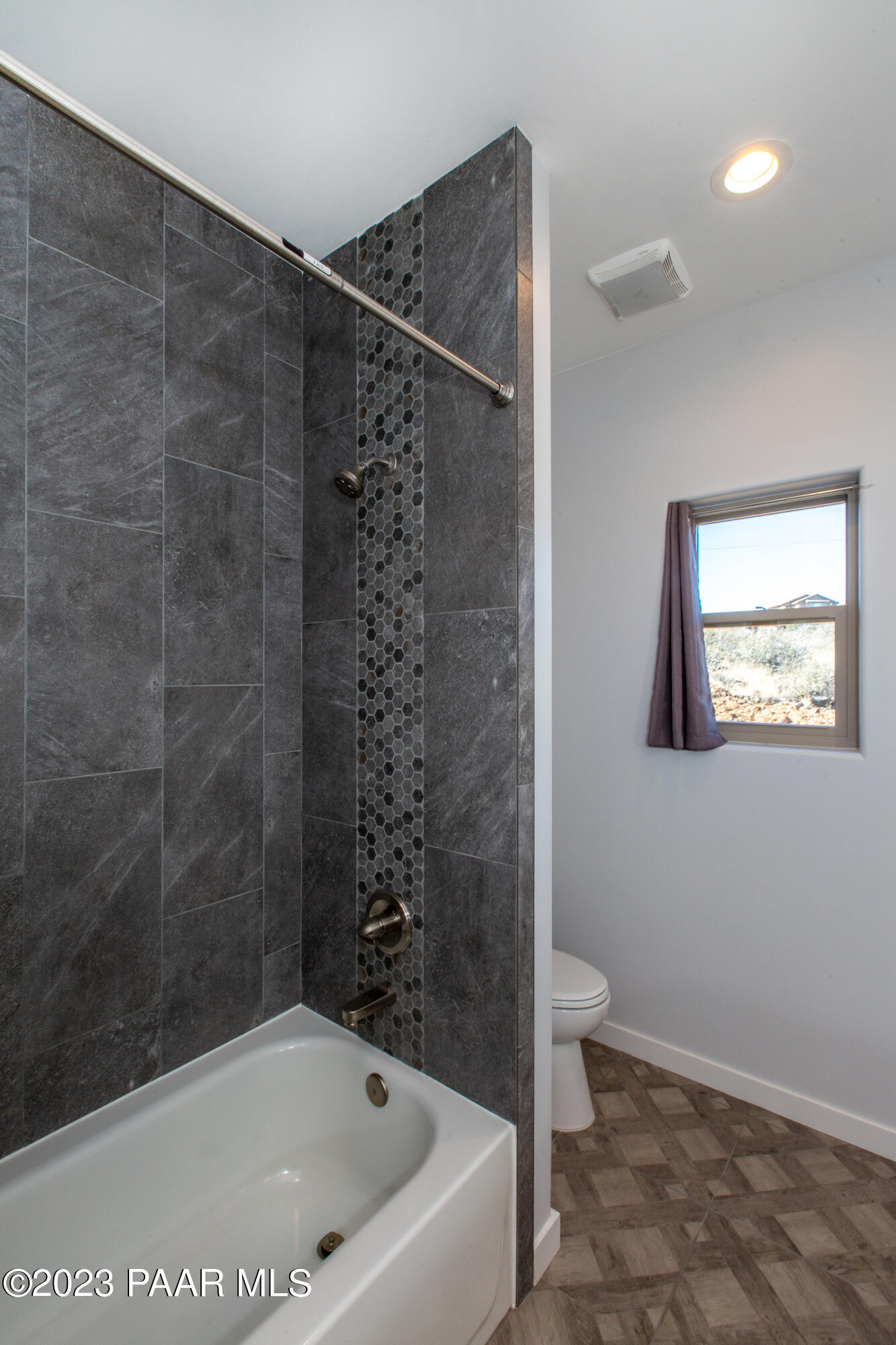 2385 West Bridle Path Road Prescott, AZ 86305 - Photo 28 of 56 Guest Bath ... Custom Tile Surround