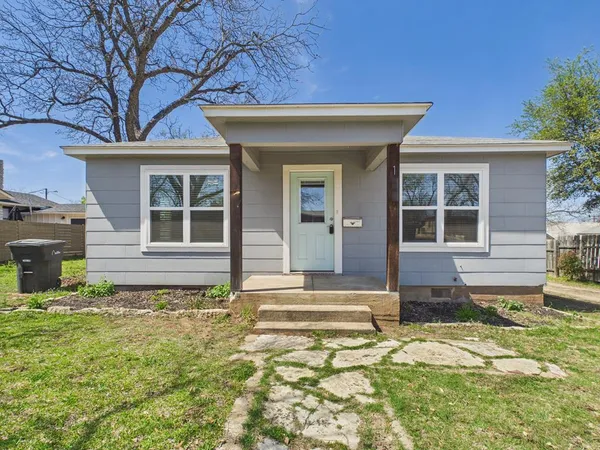 $1,700 | 108 South Olive Street, Fredericksburg, TX 78624