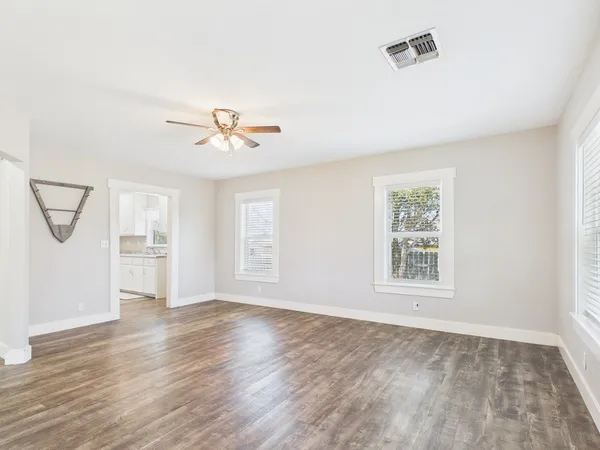 $1,700 | 108 South Olive Street, Fredericksburg, TX 78624