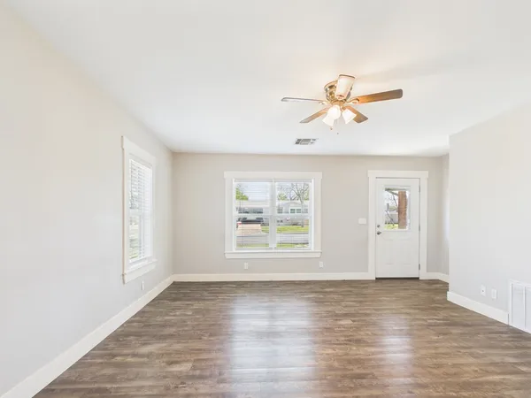 $1,700 | 108 South Olive Street, Fredericksburg, TX 78624