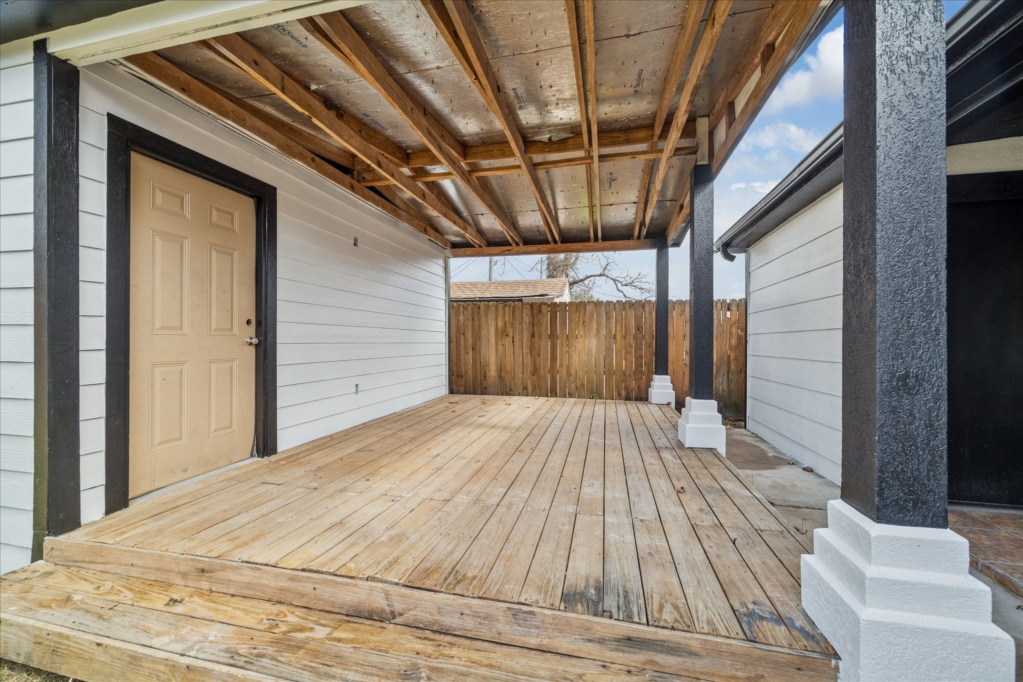 143 Mill Stream Lane Houston, TX 77060 - Photo 19 of 20 a bedroom with a bed and a large window