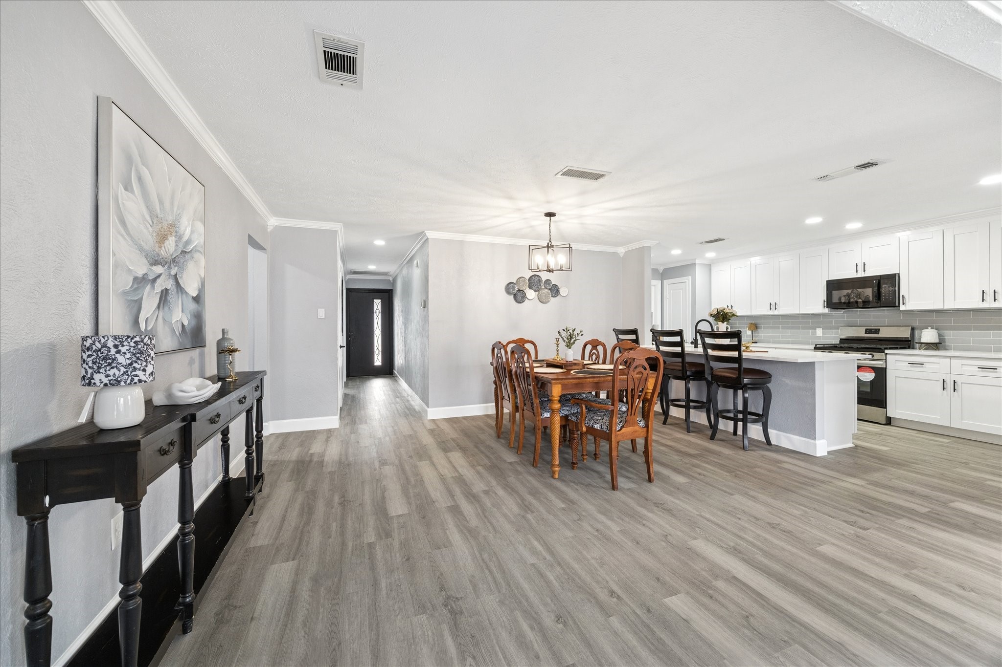 143 Mill Stream Lane Houston, TX 77060 - Photo 9 of 20 a dining room with furniture and wooden floor
