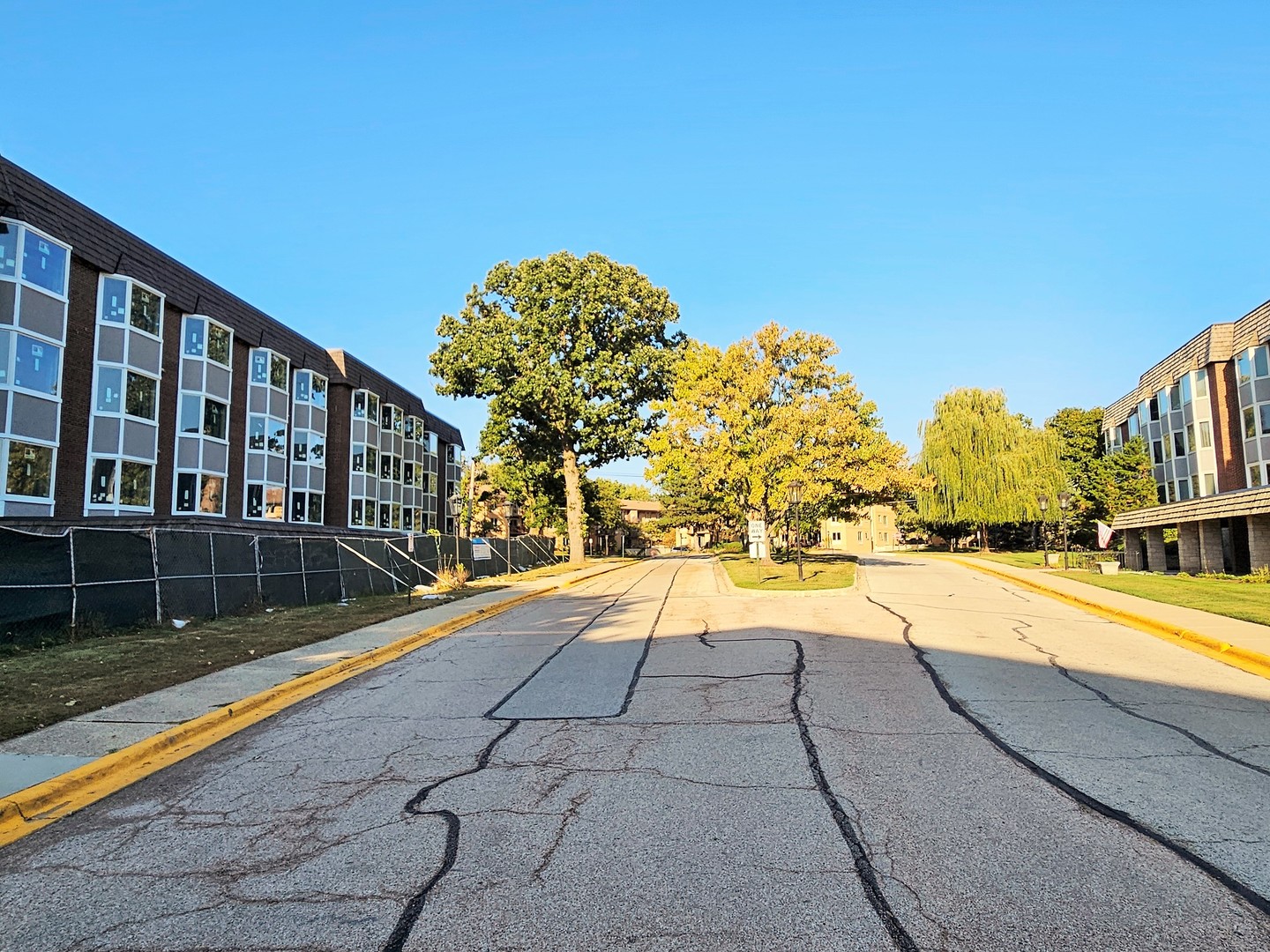 200 Thames Parkway, Unit 1K Park Ridge, IL 60068 - Photo 3 of 5 a view of swimming pool from a balcony