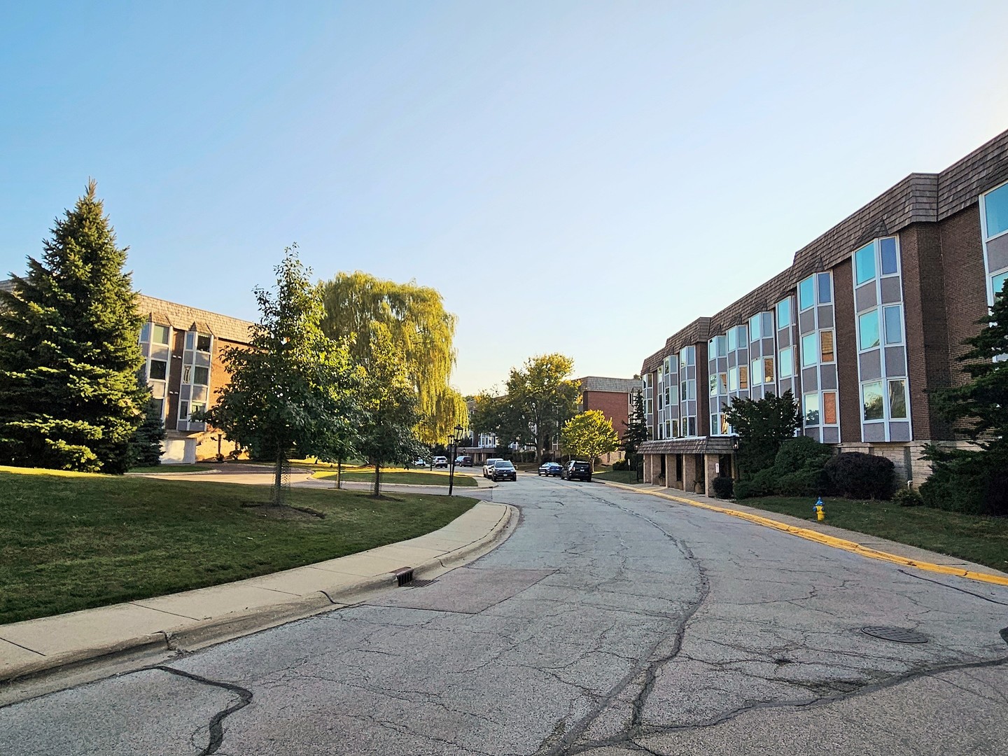 200 Thames Parkway, Unit 1K Park Ridge, IL 60068 - Photo 4 of 5 a view of a street with a building and a street view