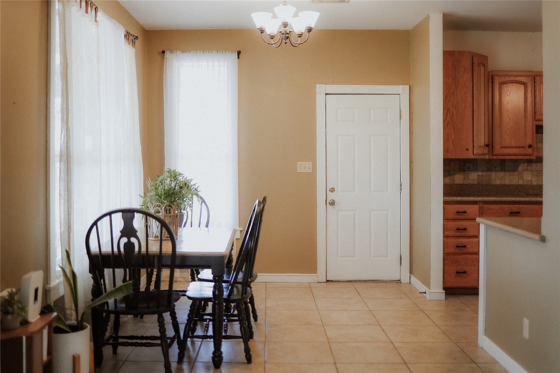 17323 Manda Carlson Road Manor, TX 78653 - Photo 13 of 29 Tiled flooring flows through this comfortable dining area adjacent to the kitchen.