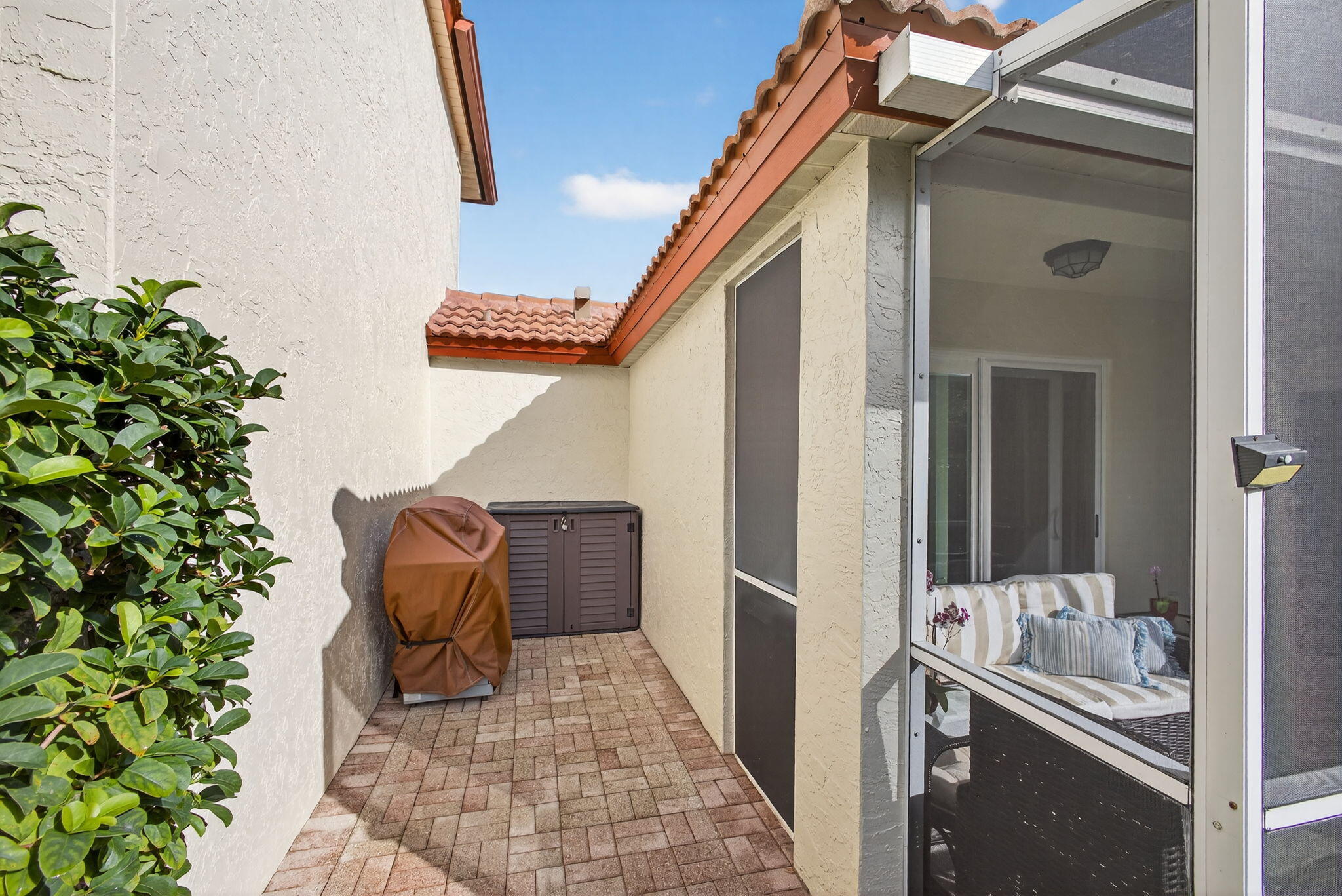 1095 Via Jardin Riviera Beach, FL 33418 - Photo 32 of 44 a view of a hallway with seating area