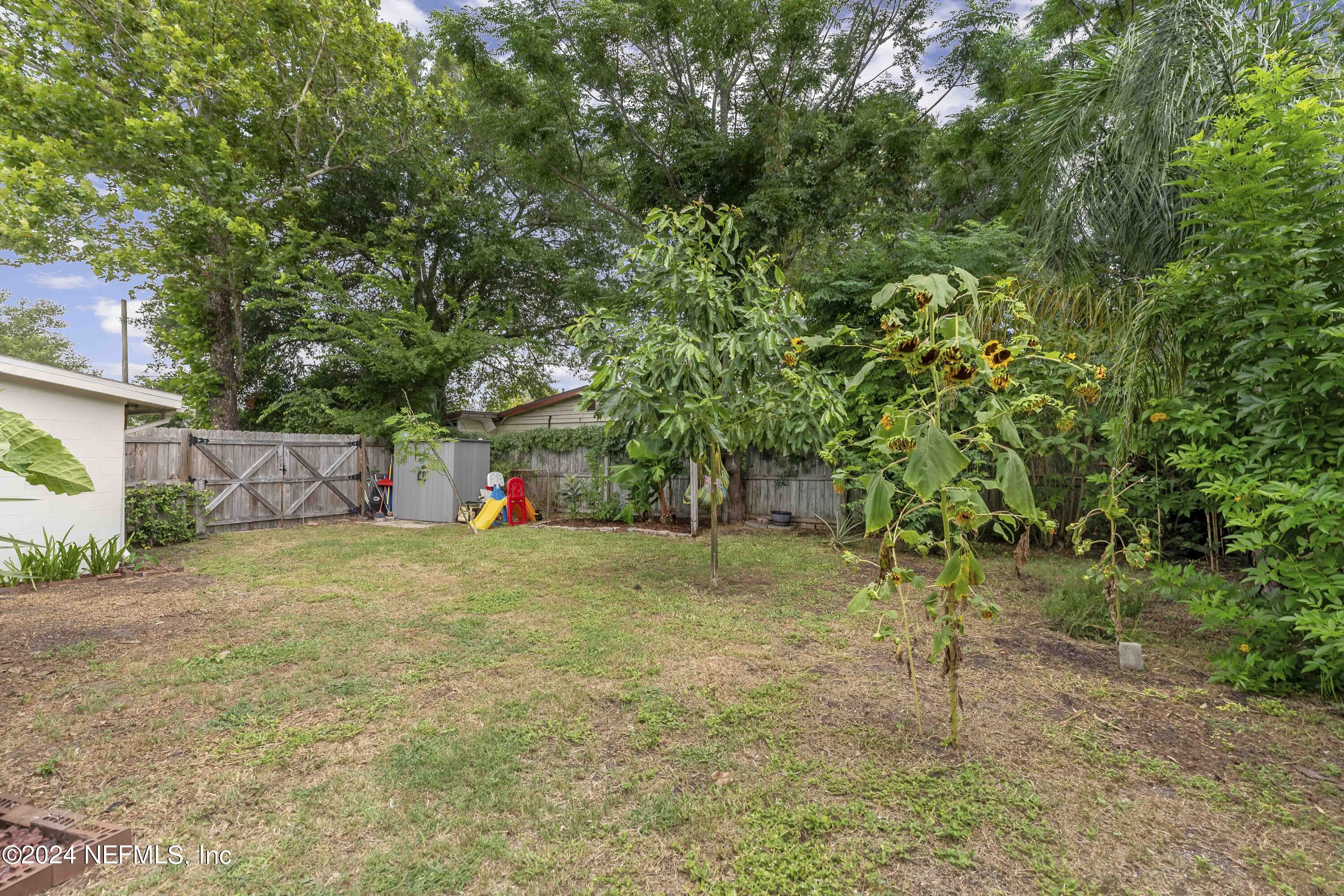 381 Sargo Road Atlantic Beach, FL 32233 - Photo 18 of 24 a backyard of a house with a plants and trees