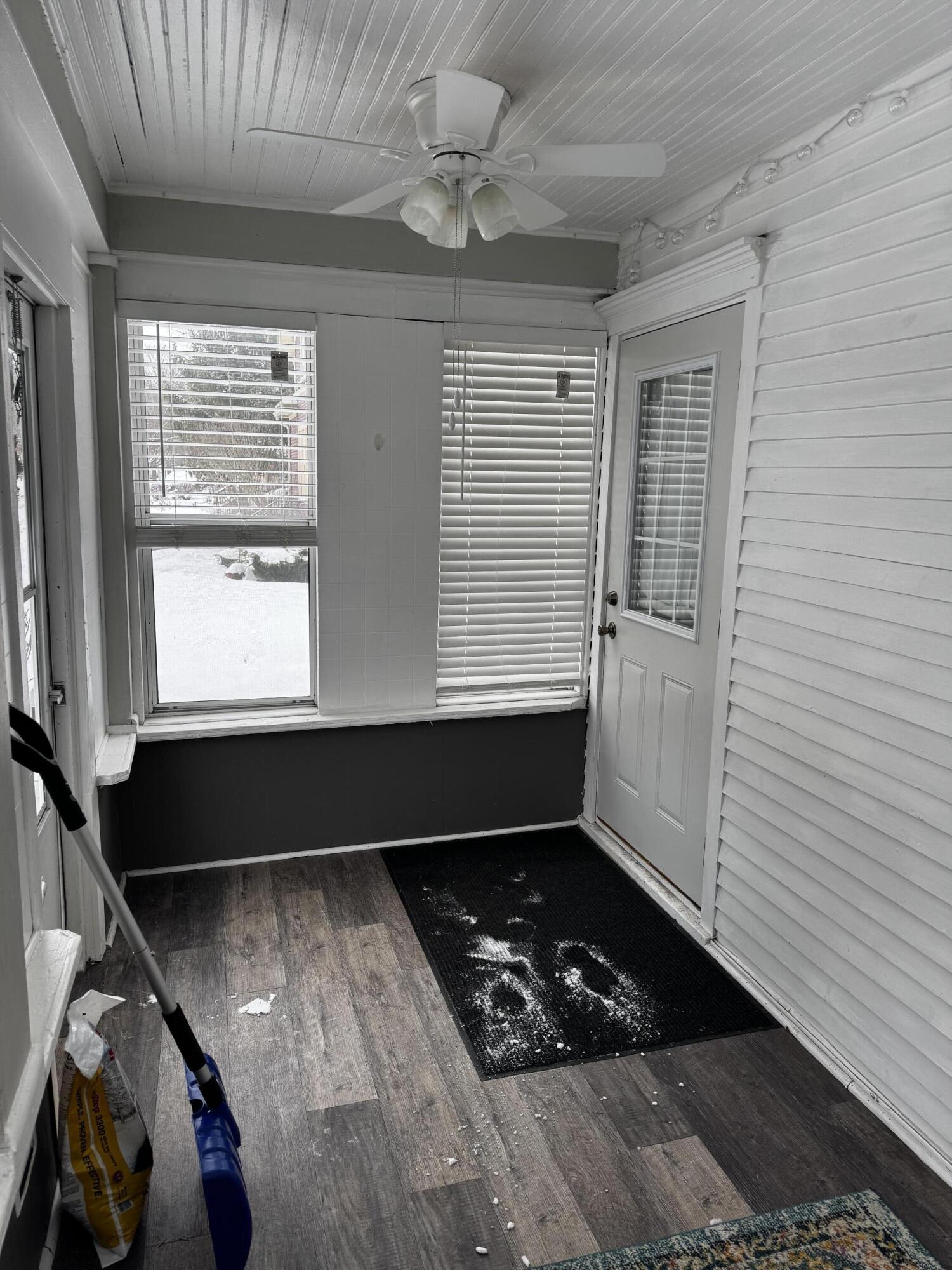 406 Garfield Street Jackson, MI 49203 - Photo 5 of 32 Photo Dec 09 2025, 12 40 46 PM