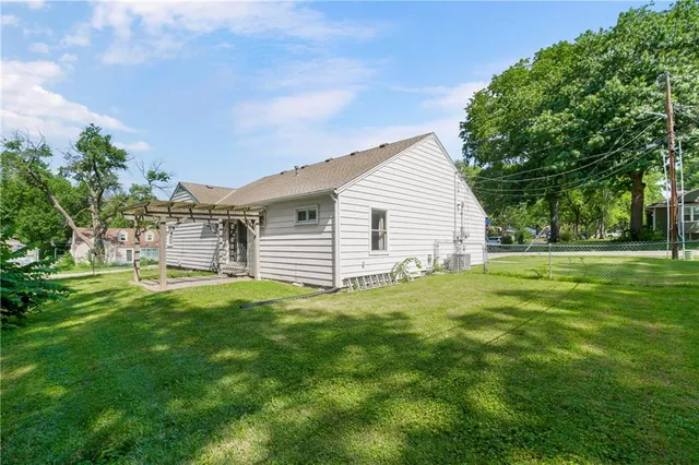 $280,000 | 5701 Russell Street, Mission, KS 66202