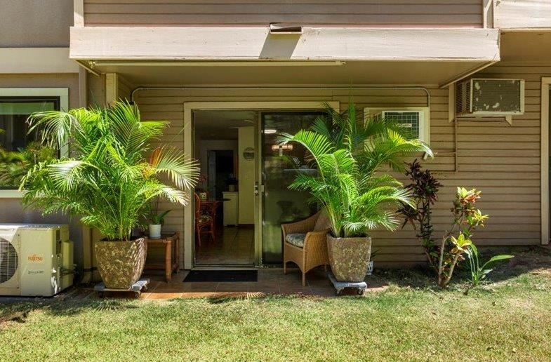 2747 South Kihei Road, Unit E104 Kihei, HI 96753 - Photo 11 of 49 a potted plant sitting in front of a house