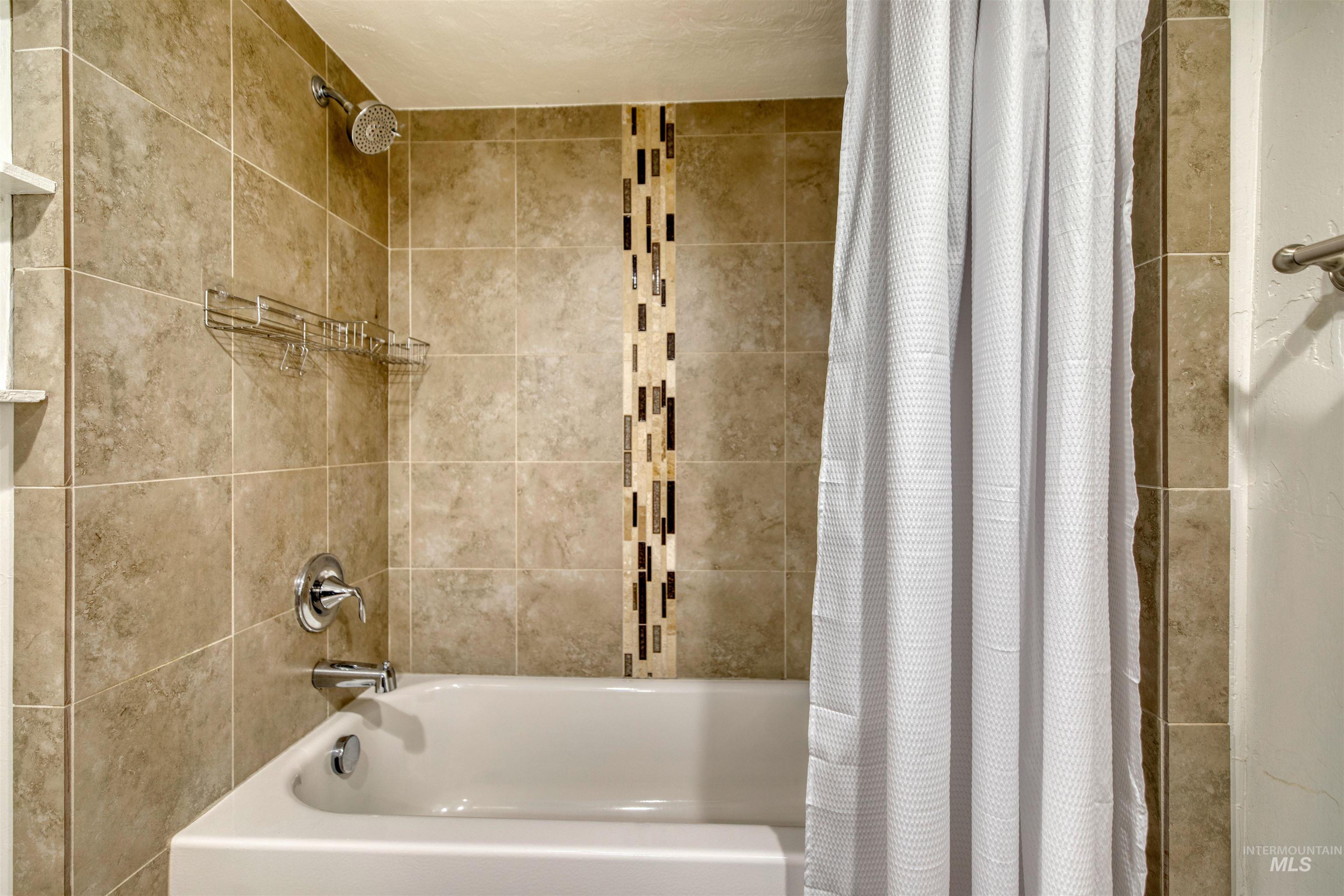 3311 West Hamilton Street Boise, ID 83705 - Photo 11 of 32 Full bath with shower / bath combo