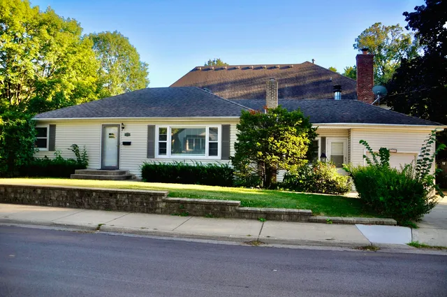 $2,400 | 110 West 12th Avenue, Naperville, IL 60563