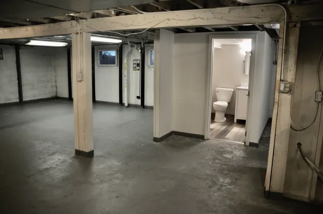 $2,400 | 110 West 12th Avenue, Naperville, IL 60563