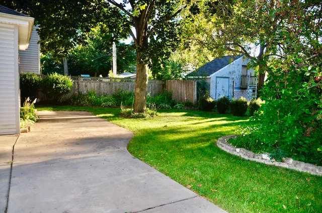 $2,400 | 110 West 12th Avenue, Naperville, IL 60563