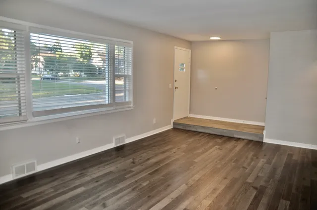 $2,400 | 110 West 12th Avenue, Naperville, IL 60563