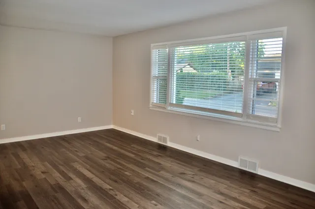 $2,400 | 110 West 12th Avenue, Naperville, IL 60563