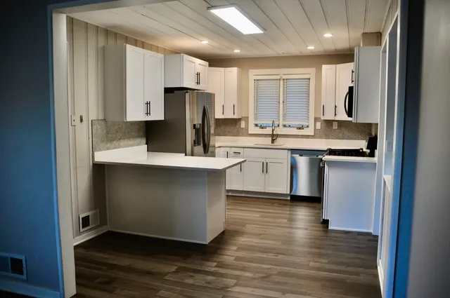 $2,400 | 110 West 12th Avenue, Naperville, IL 60563