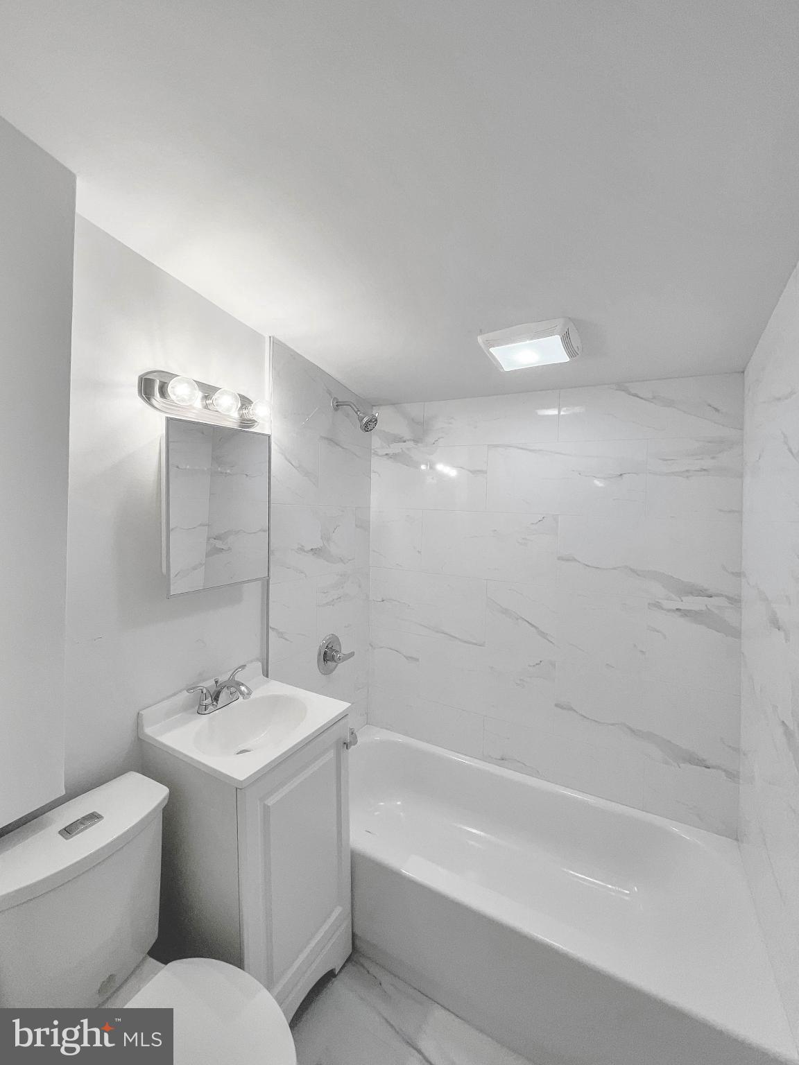 160 McClellan Street Philadelphia, PA 19148 - Photo 23 of 29 a bathroom with a toilet sink and bathtub