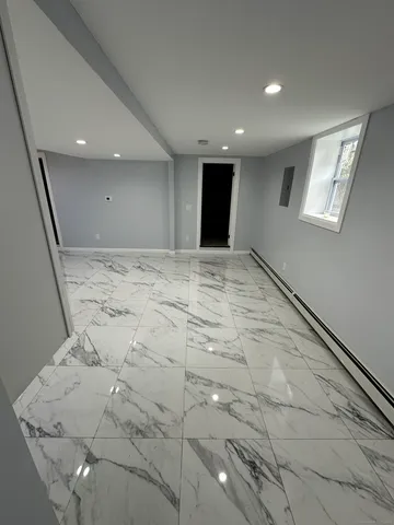 a view of a big room with closet