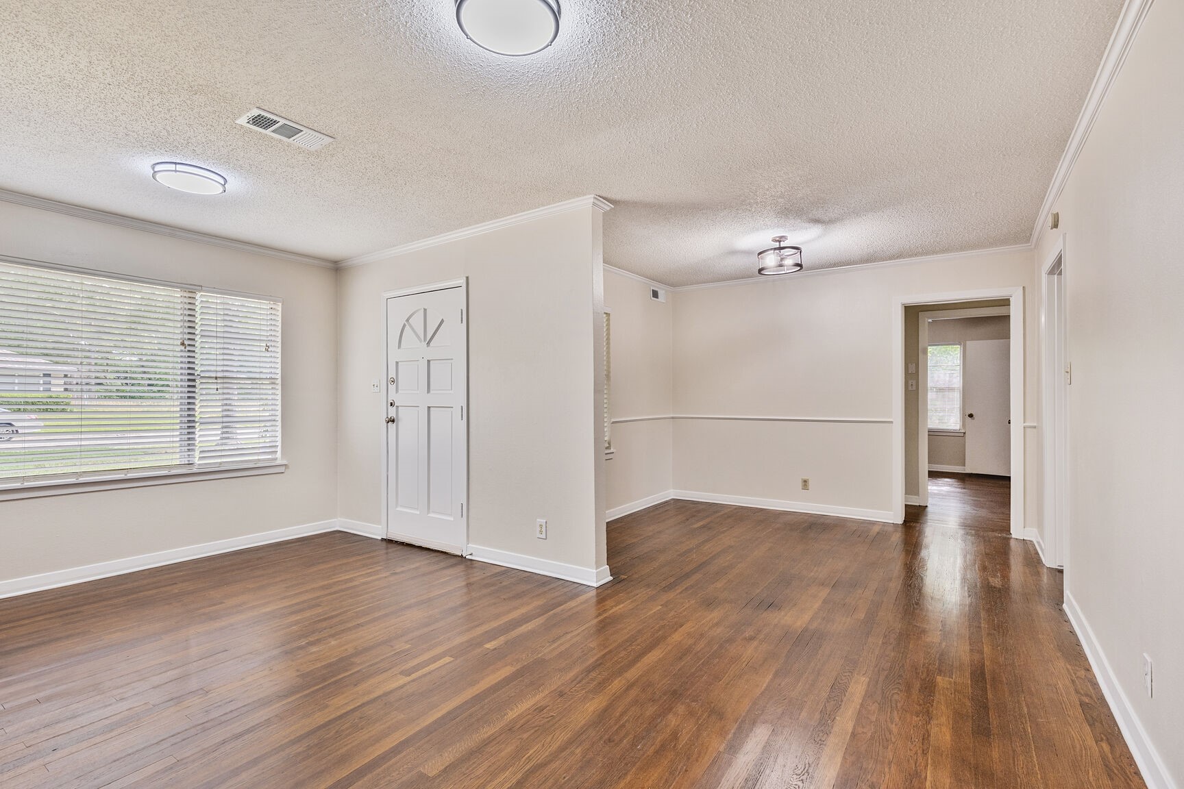 9629 Panola Way Houston, TX 77055 - Photo 3 of 15 Living dining room combo with original wood floors
