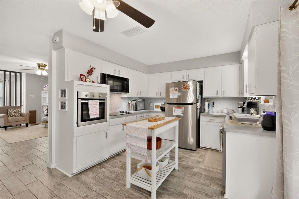 153 Sheri Lane Hurst, TX 76053 - Photo 4 of 16 157 Side - Kitchen