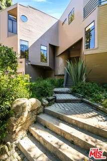 a view of a house with backyard and plants