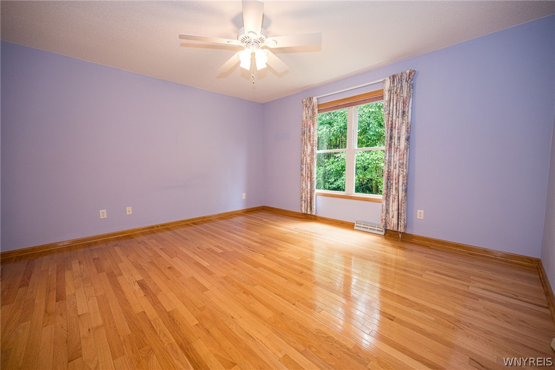 5 Alexander Parkway Pendleton, NY 14120 - Photo 17 of 49 Master bedroom