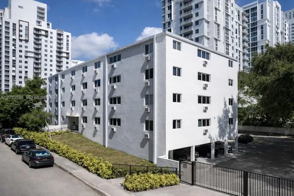 $1,600 | 143 Southwest 9th Street, Unit 203, Miami, FL 33130