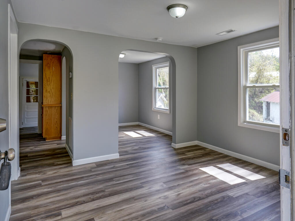 679 Piney Flats Road Piney Flats, TN 37686 - Photo 5 of 25 991EA4BF-4680-4848-8FC1-10E00C27BFF1