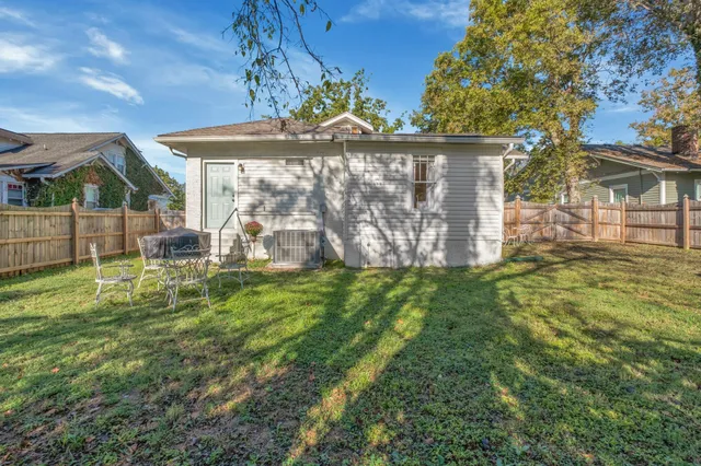 a view of a back yard