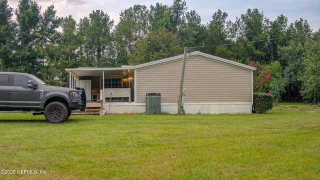 a view of a house with backyard