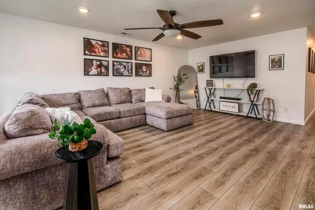 $229,900 | 306 Pennsylvania Avenue, Carterville, IL 62918