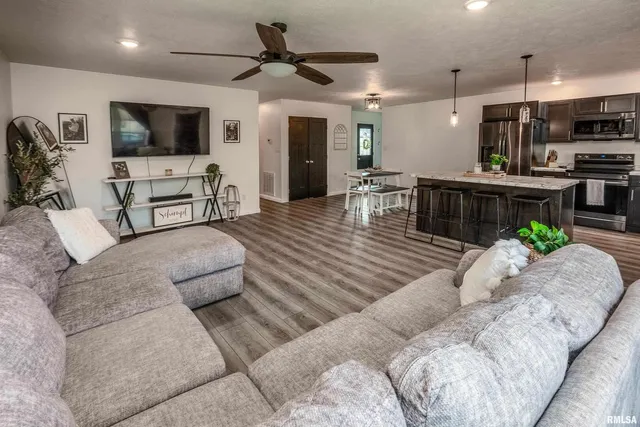 $229,900 | 306 Pennsylvania Avenue, Carterville, IL 62918