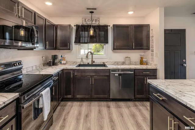 $229,900 | 306 Pennsylvania Avenue, Carterville, IL 62918