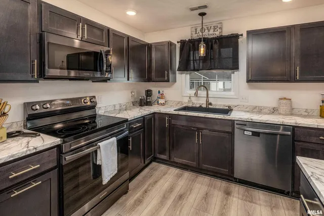 $229,900 | 306 Pennsylvania Avenue, Carterville, IL 62918