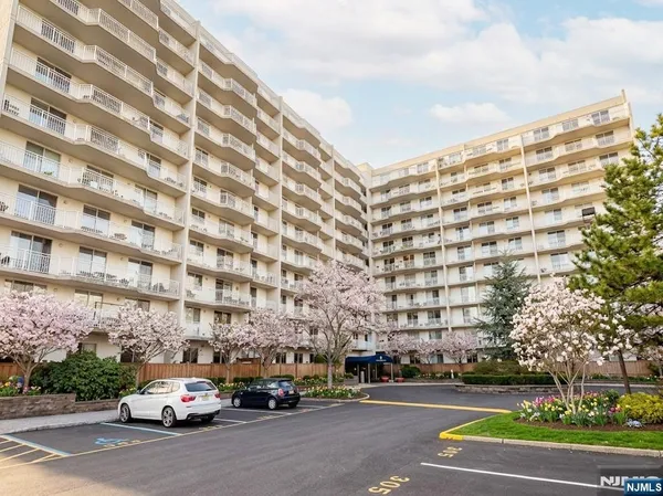 $3,000 | 1055 River Road, Unit 1004, Edgewater, NJ 07020
