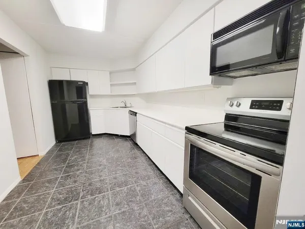 $3,000 | 1055 River Road, Unit 1004, Edgewater, NJ 07020