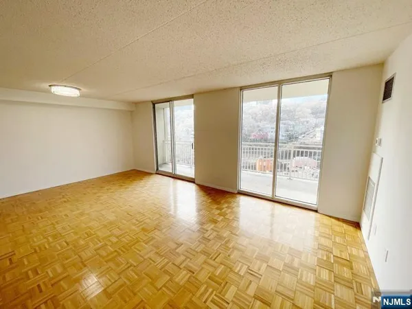 $3,000 | 1055 River Road, Unit 1004, Edgewater, NJ 07020