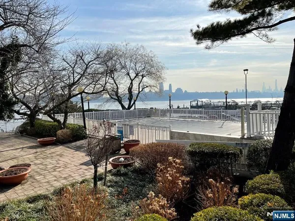 $3,000 | 1055 River Road, Unit 1004, Edgewater, NJ 07020